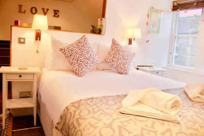 Pass the Keys Cosy Studio Apartment - image 16