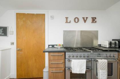 Pass the Keys Cosy Studio Apartment - image 28