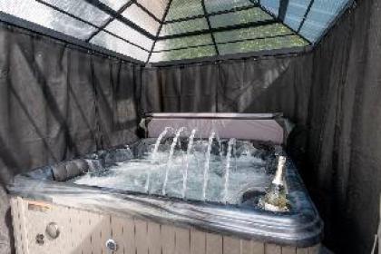 Luxury City Retreat w/ Hot Tub & Patio - image 10