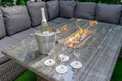 Luxury City Retreat w/ Hot Tub & Patio - image 9