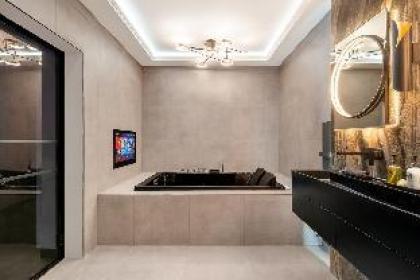 Luxury City Centre Oasis ~ Lux Spa Bath ~ Romantic - image 11