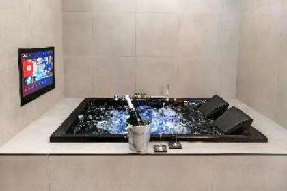 Luxury City Centre Oasis ~ Lux Spa Bath ~ Romantic - image 12