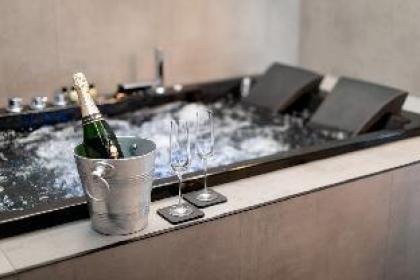 Luxury City Centre Oasis ~ Lux Spa Bath ~ Romantic - image 13