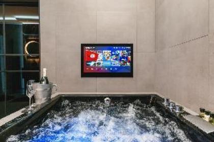 Luxury City Centre Oasis ~ Lux Spa Bath ~ Romantic - image 3