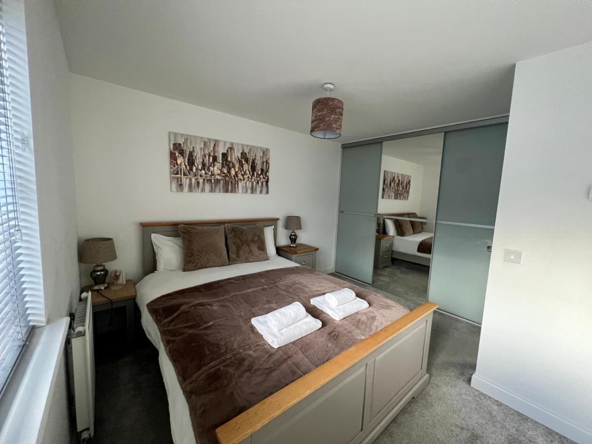 Beautiful 4-Bedroom House with Private Garden & Parking - main image