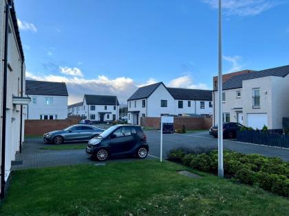 Beautiful 4-Bedroom House with Private Garden & Parking - image 10