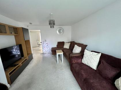 Beautiful 4-Bedroom House with Private Garden & Parking - image 11