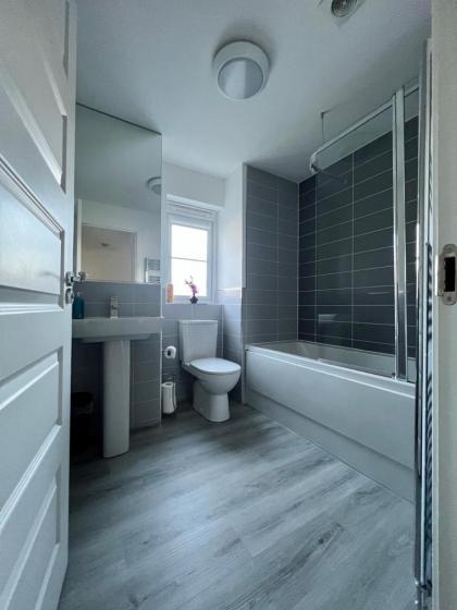 Beautiful 4-Bedroom House with Private Garden & Parking - image 13