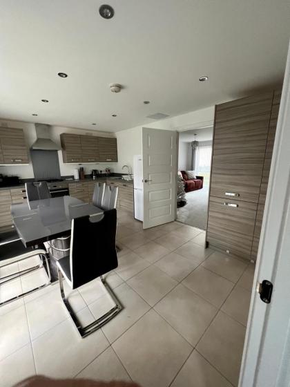 Beautiful 4-Bedroom House with Private Garden & Parking - image 14