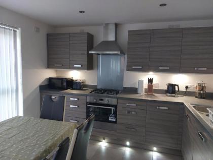 Beautiful 4-Bedroom House with Private Garden & Parking - image 15