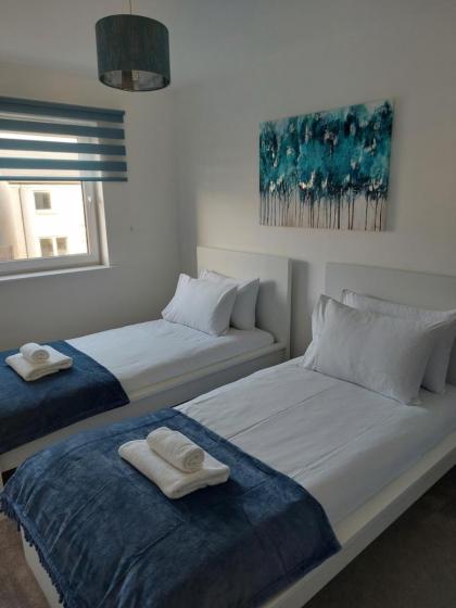 Beautiful 4-Bedroom House with Private Garden & Parking - image 18