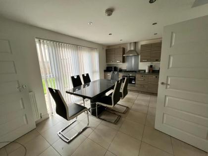 Beautiful 4-Bedroom House with Private Garden & Parking - image 2