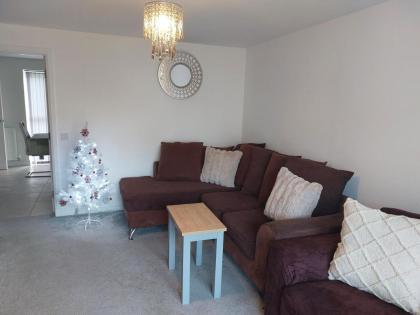 Beautiful 4-Bedroom House with Private Garden & Parking - image 26
