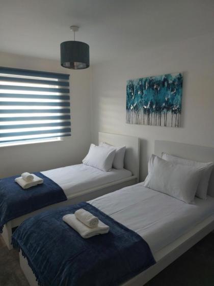 Beautiful 4-Bedroom House with Private Garden & Parking - image 3