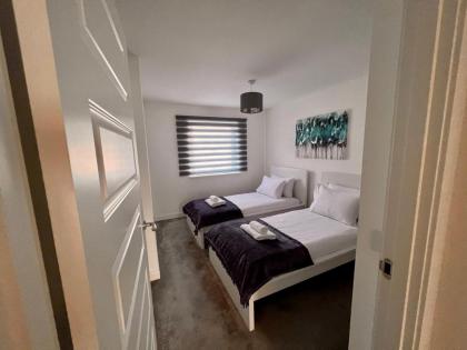 Beautiful 4-Bedroom House with Private Garden & Parking - image 4