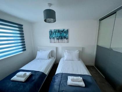 Beautiful 4-Bedroom House with Private Garden & Parking - image 5