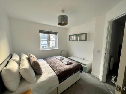Beautiful 4-Bedroom House with Private Garden & Parking - image 6