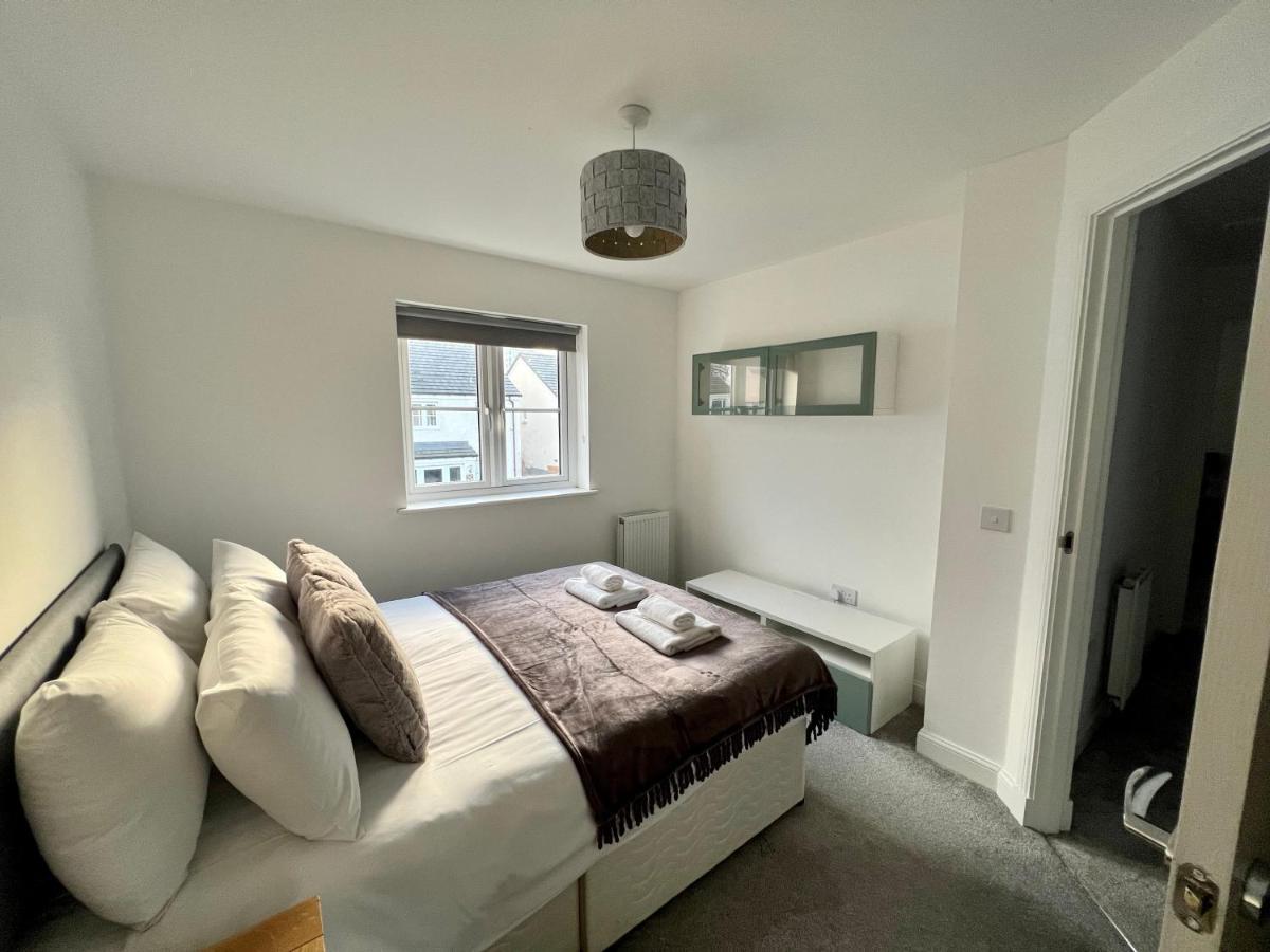 Beautiful 4-Bedroom House with Private Garden & Parking - image 6