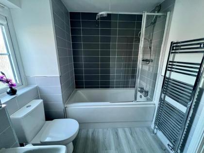 Beautiful 4-Bedroom House with Private Garden & Parking - image 7