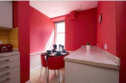 Edinburgh Central Ground Floor Apartment - image 3