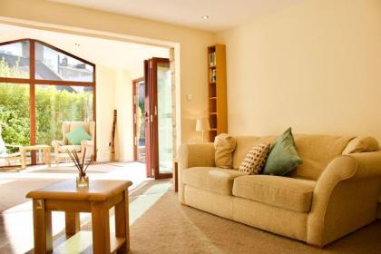 Arthur St - Spacious 3BR House w parking in Leith Edinburgh 