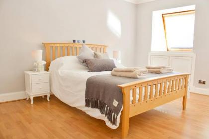 Arthur St - Spacious 3BR House w parking in Leith - image 12