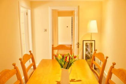 Arthur St - Spacious 3BR House w parking in Leith - image 17