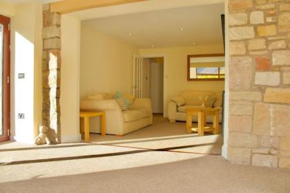 Arthur St - Spacious 3BR House w parking in Leith - image 18