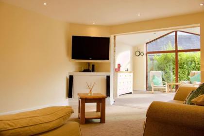Arthur St - Spacious 3BR House w parking in Leith - image 2