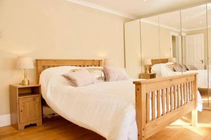 Arthur St - Spacious 3BR House w parking in Leith - image 5