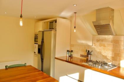 Arthur St - Spacious 3BR House w parking in Leith - image 6