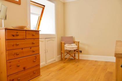 Arthur St - Spacious 3BR House w parking in Leith - image 9