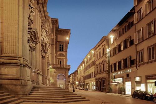 De La Ville Hotel - image 2