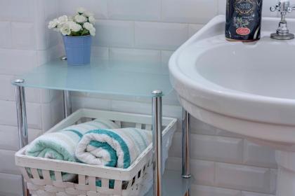 Cosy apartment with perfect location fast Wifi - image 15