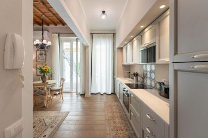 Apartments Florence- Guelfa delight with Courtyard - image 21