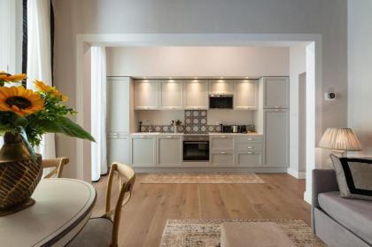 Apartments Florence- Guelfa delight with Courtyard - image 22