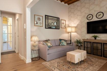 Apartments Florence- Guelfa delight with Courtyard - image 26