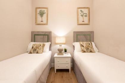 Apartments Florence- Guelfa delight with Courtyard - image 4