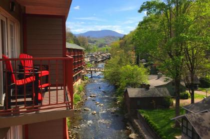 Baymont by Wyndham Gatlinburg On The River - image 1