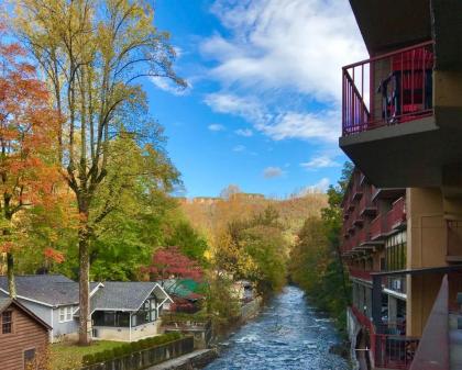 Baymont by Wyndham Gatlinburg On The River - image 2
