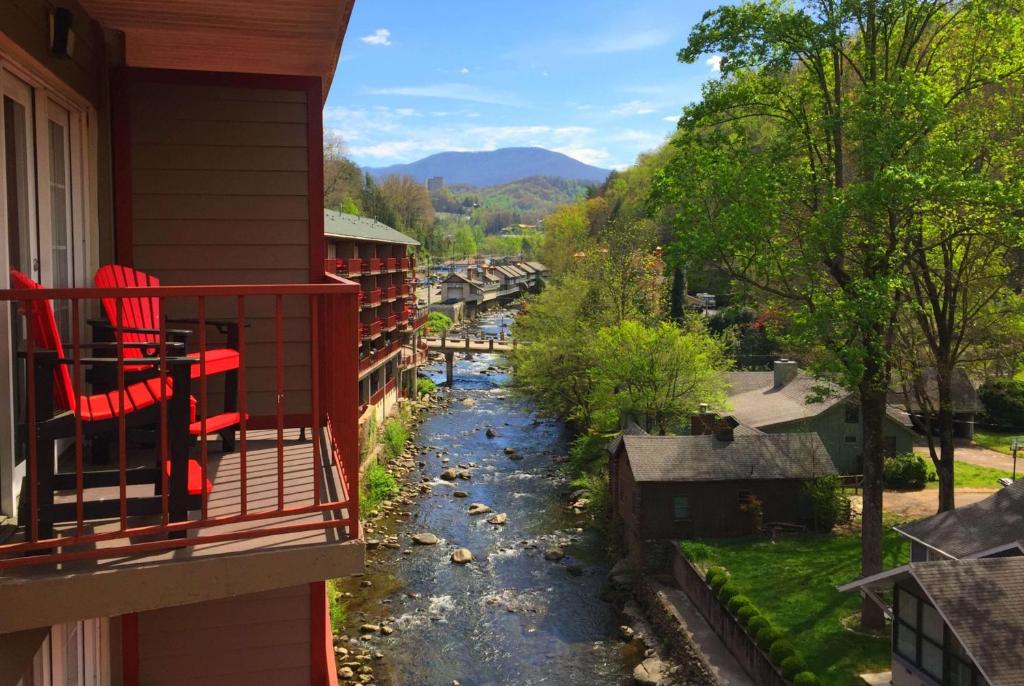 Baymont by Wyndham Gatlinburg On The River - image 3