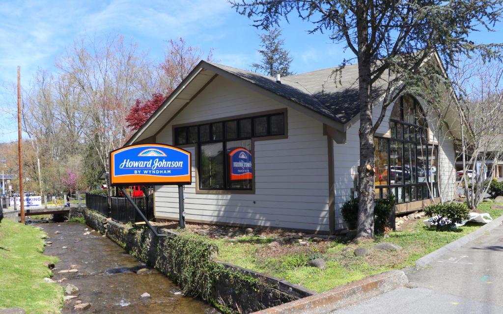 Howard Johnson by Wyndham Downtown Gatlinburg - main image