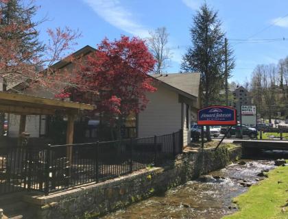 Howard Johnson by Wyndham Downtown Gatlinburg - image 13