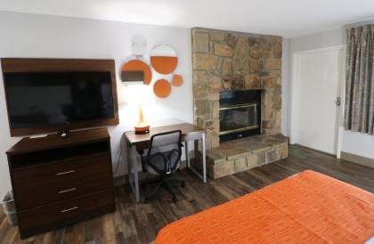 Howard Johnson by Wyndham Downtown Gatlinburg - image 16