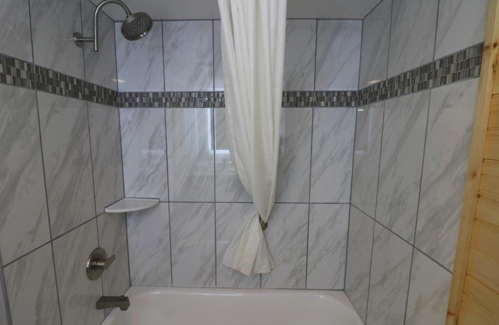 Howard Johnson by Wyndham Downtown Gatlinburg - image 5