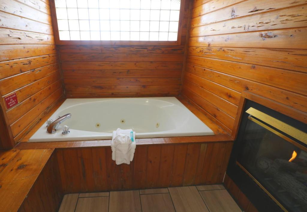 Howard Johnson by Wyndham Downtown Gatlinburg - image 7