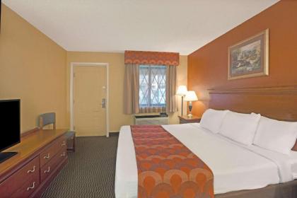Super 8 by Wyndham Downtown Gatlinburg at Convention Center - image 12