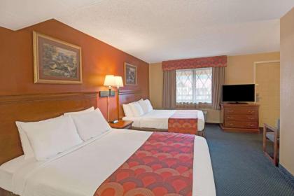 Super 8 by Wyndham Downtown Gatlinburg at Convention Center - image 13