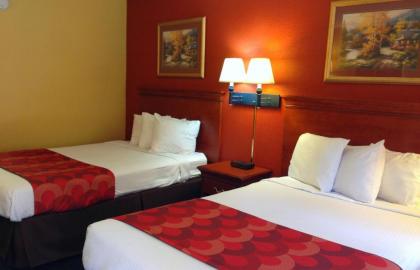 Super 8 by Wyndham Downtown Gatlinburg at Convention Center - image 17