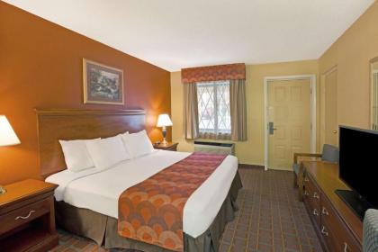 Super 8 by Wyndham Downtown Gatlinburg at Convention Center - image 6